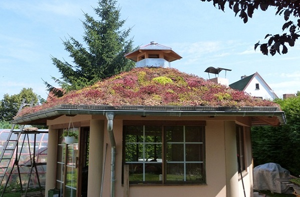 Gartenhaus mit Pflanzenmatten